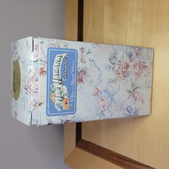 1992 Jan Hagara "Tiffany" Porcelain Figurine - Picture 9 of 9